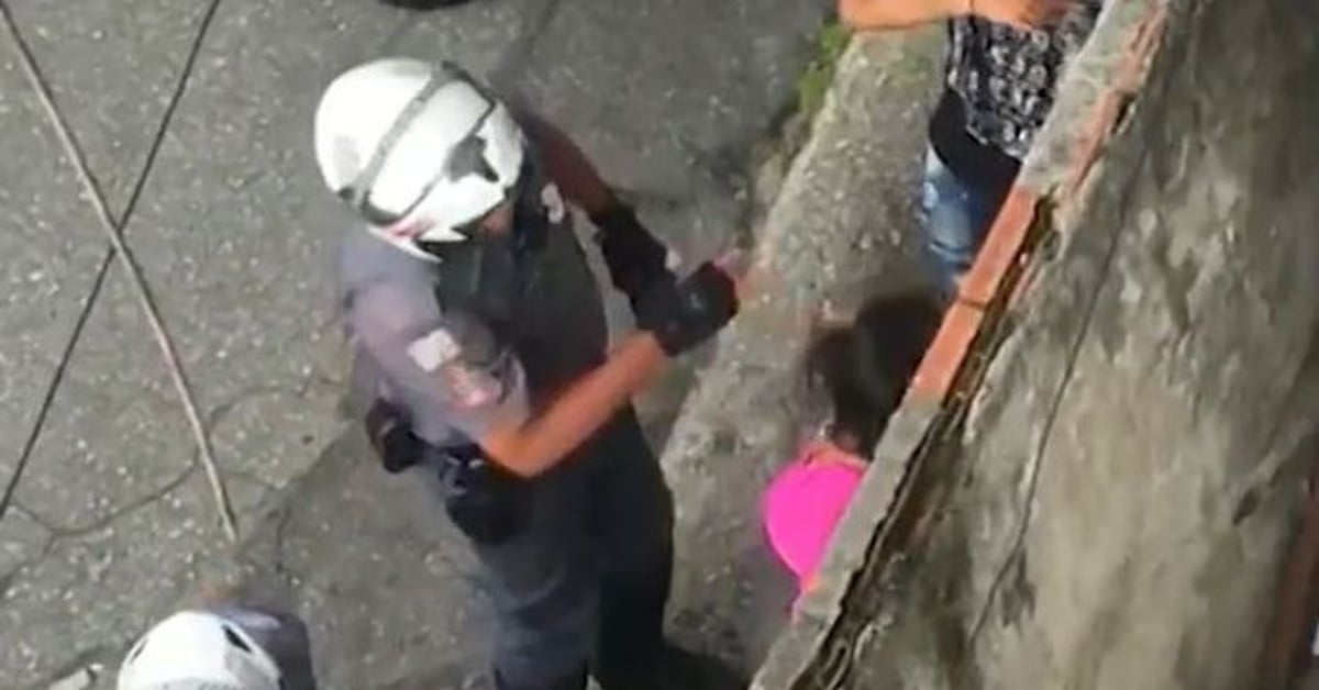 Vídeo Policial Militar é flagrado dando tapa na cara de mulher durante