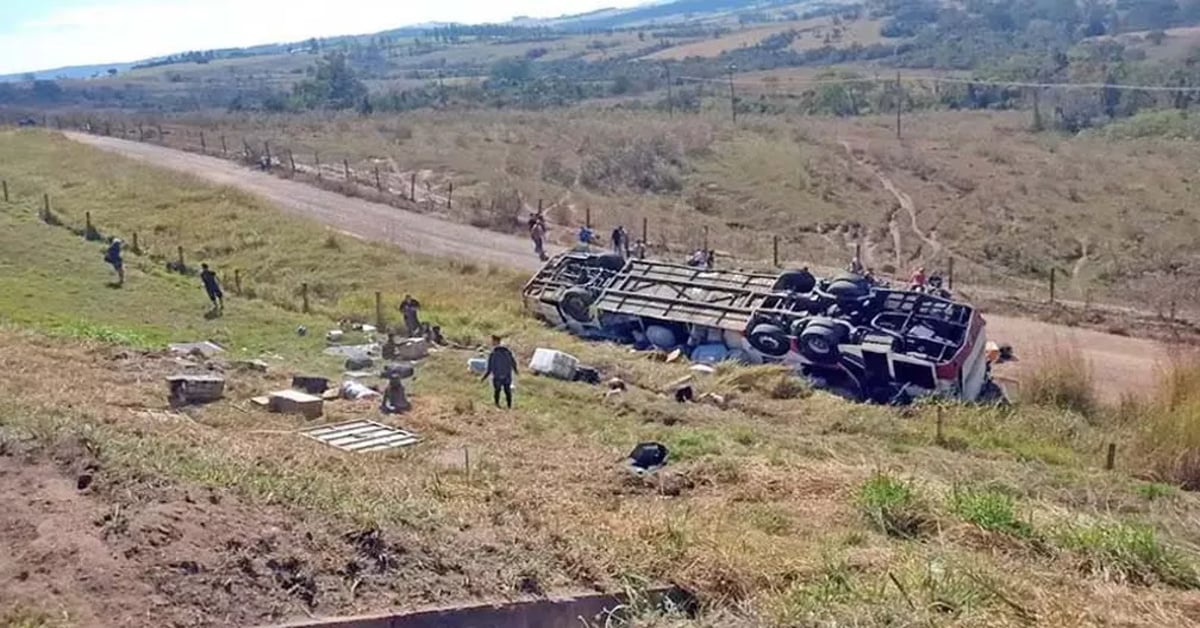 Tragédia Ônibus cai em ribanceira deixa mortos e dezenas de feridos