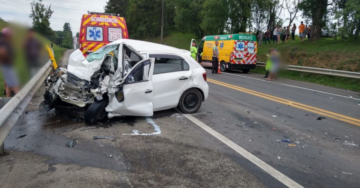 Trag Dia Colis O Frontal Entre Carro E Caminh O Deixa V Rias V Timas