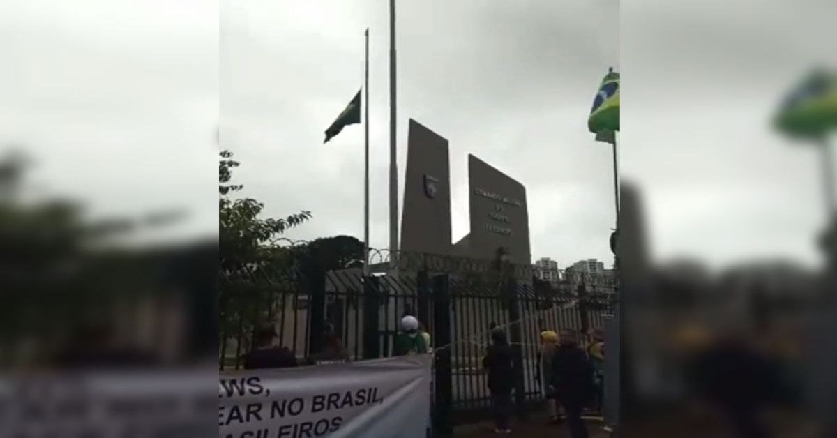 Vídeo bolsonaristas se emocionam e comemoram bandeira a meio mastro