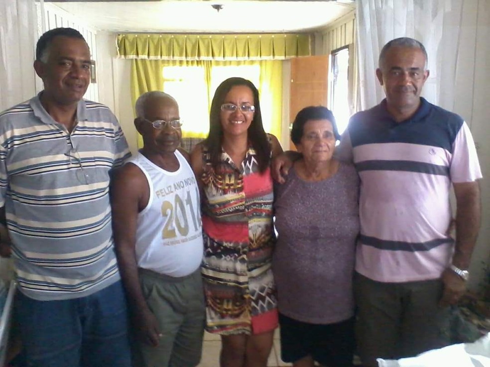 Alcides Albano Gomes e Maria de Lourdes de Souza Gomes com trs dos quatro filhos Foto Arquivo pessoal