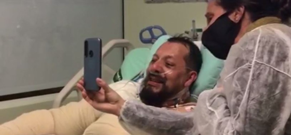 Pai acompanha via celular nascimento do filho Foto ReproduoNSC TV
