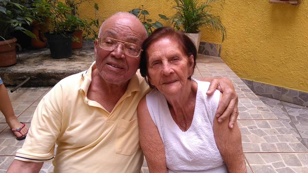 Dona Rosa ao lado do marido Edvaldo dos Santos que se contaminou aps esposa voltar de hospital Foto Arquivo Pessoal