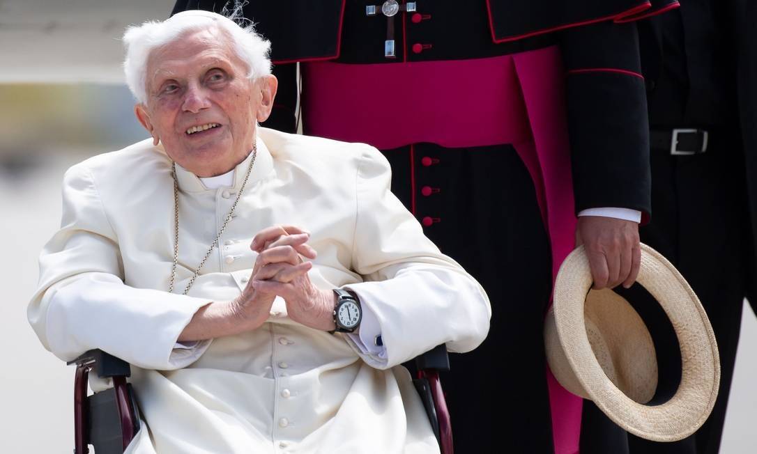 Veja fotos do embarque de Bento XVI de volta para o Vaticano 
