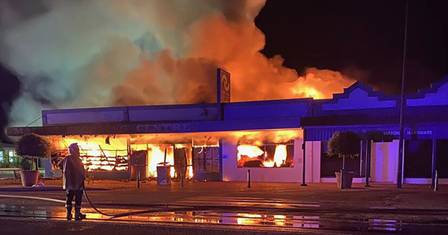 Supermercado incendiado pelo dono na Austrlia