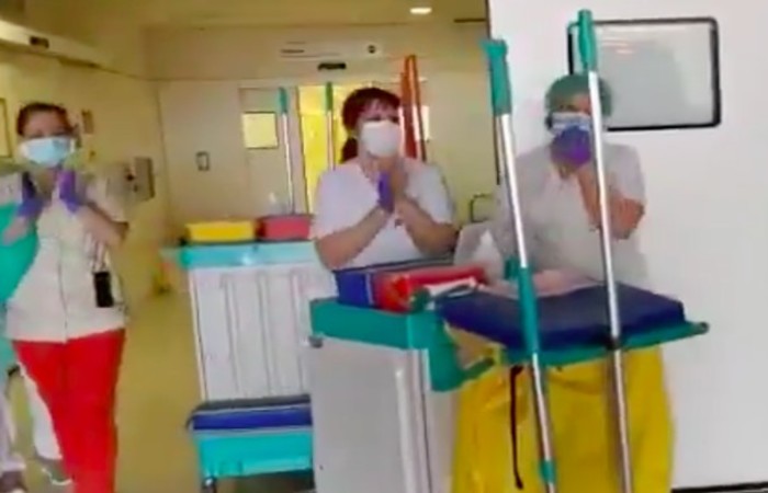 Mdicos e enfermeiros aplaudem equipe de limpeza em hospital da 