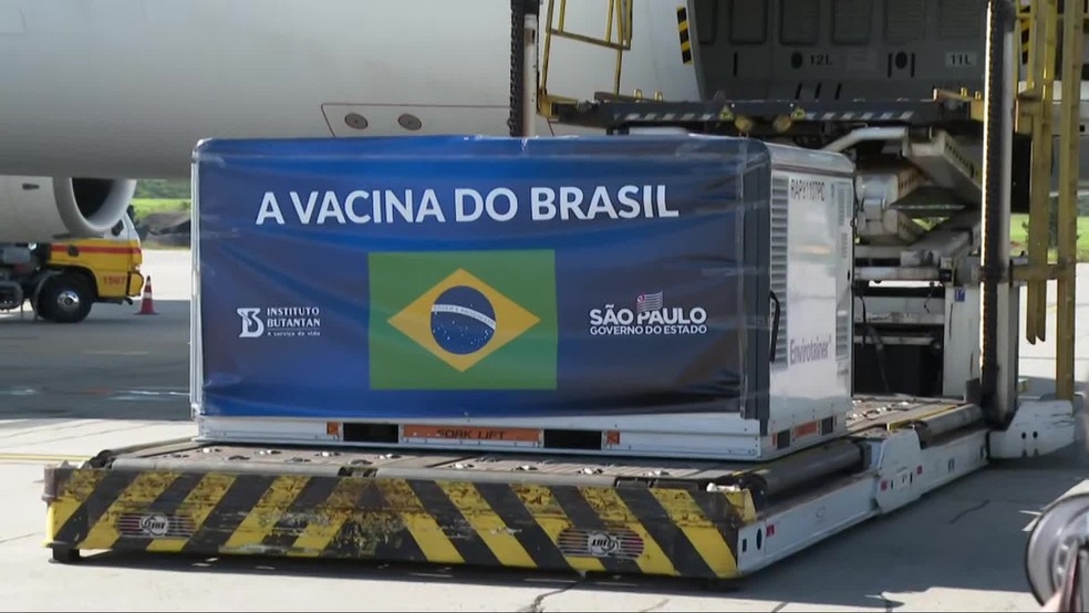 Lote com mais 2 milhes de doses da vacina CoronaVac chegam a SP Foto ReproduoTV Globo