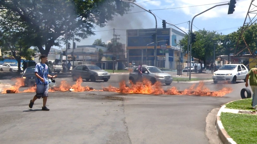 Moradores queimaram pneus em Hortolndia Foto Reproduo EPTV