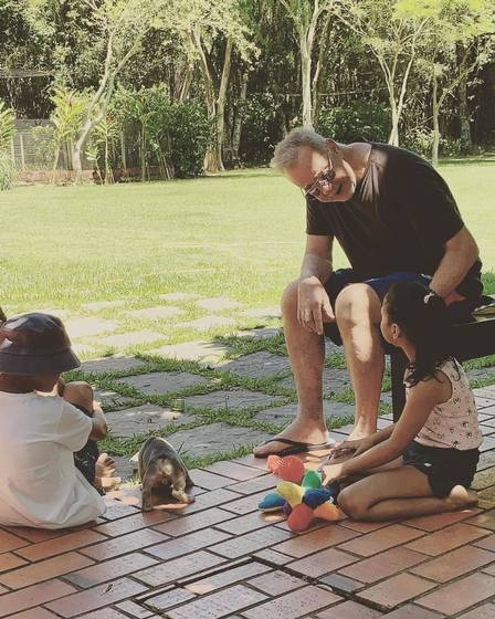 Luiz Fernando Guimares aparece pela primeira vez com os filhos