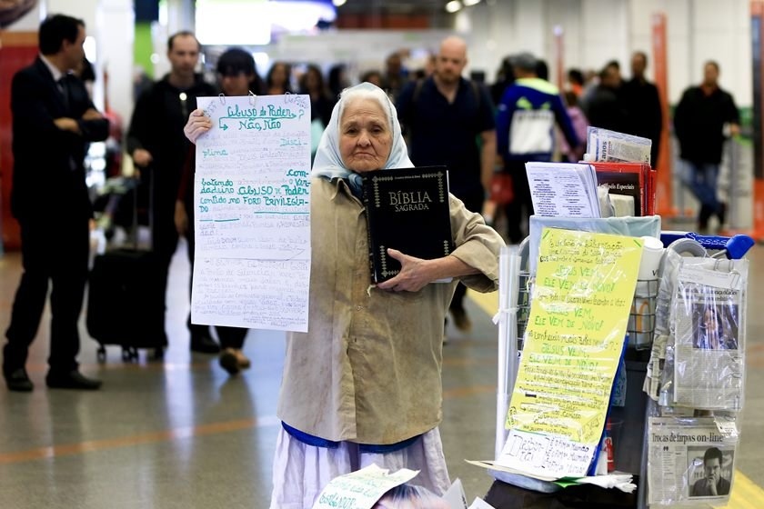 Conhea Isaura a idosa que mora no aeroporto de Braslia h 24 anos - Metrpoles