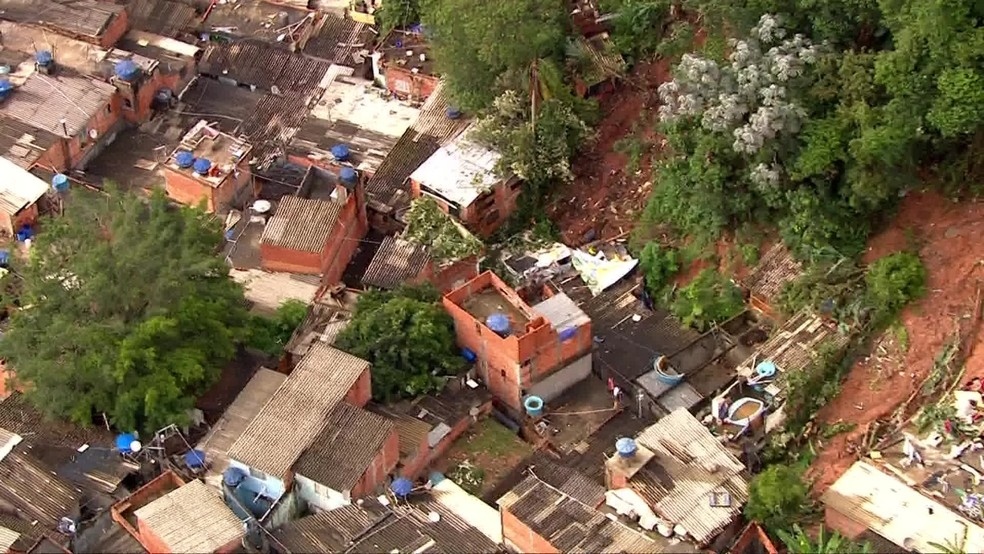 Casas desabam aps chuva forte atingir Embu das Artes quatro pessoas da mesma famlia morreram e duas esto desaparecidas Foto Reproduo TV Globo