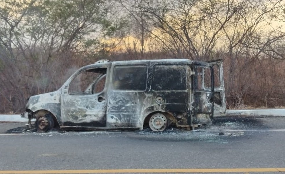Ambulncia que transportava a gestante ficou destruda aps o incndio Foto Arquivo pessoal