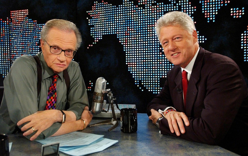 O ex-presidente Bill Clinton em entrevista com Larry King na CNN em Nova York em 3 de setembro de 2002 Foto Reuters