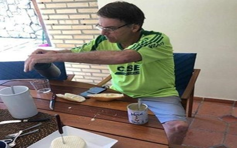 Bolsonaro leite condensado para enfiar no rabo da imprensa