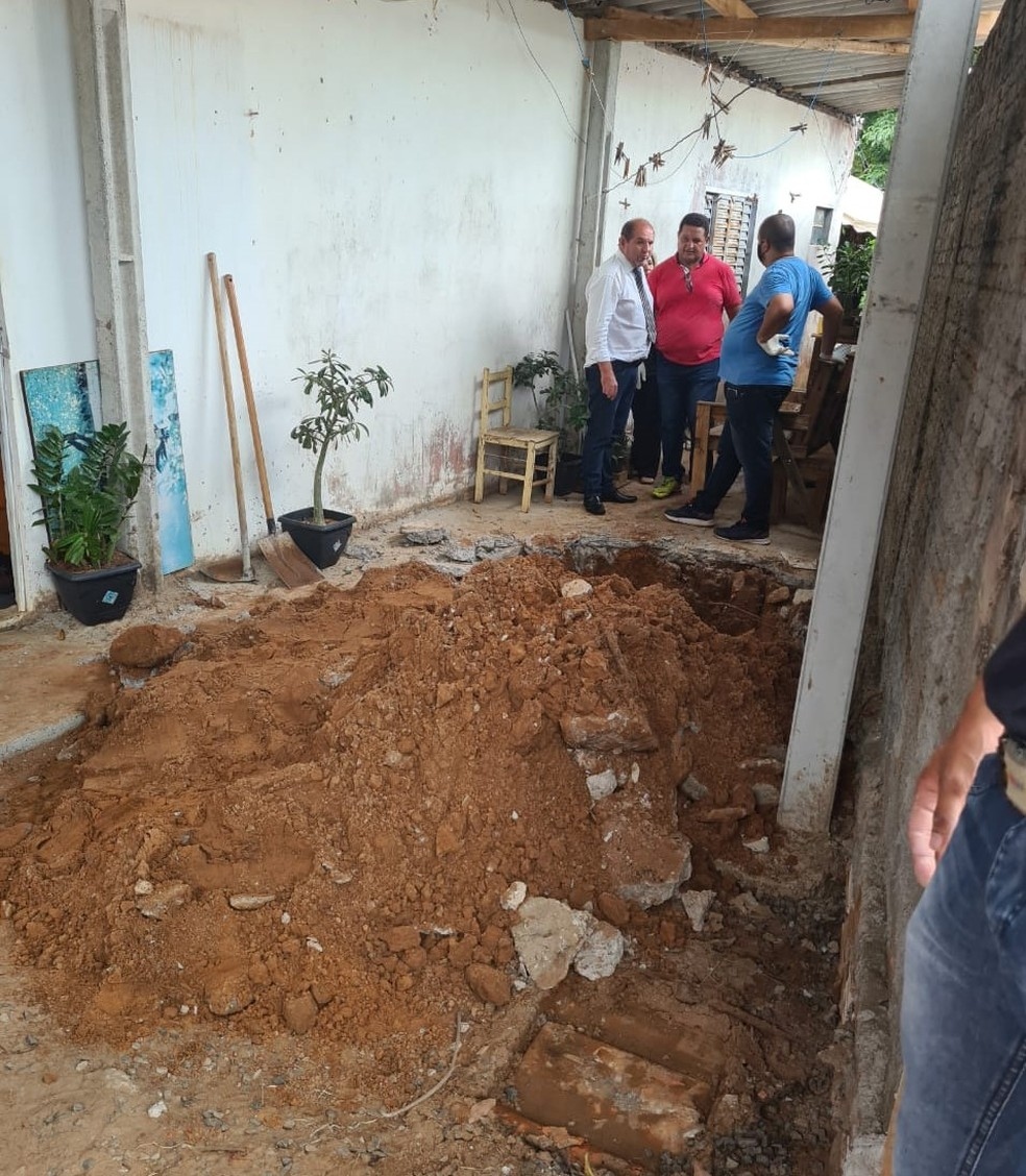 Polcia encontra corpos de me e filha enterrados em quintal de casa em Pompeia Foto Joo TrentiniDivulgao