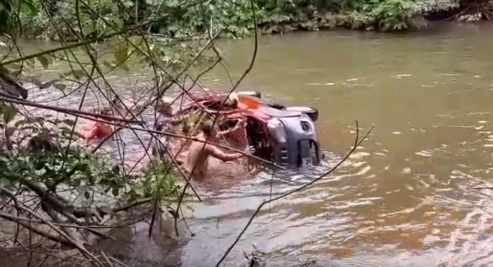 Carro estava dentro do rio Piranhas em Cachoeirinha Foto Reproduo