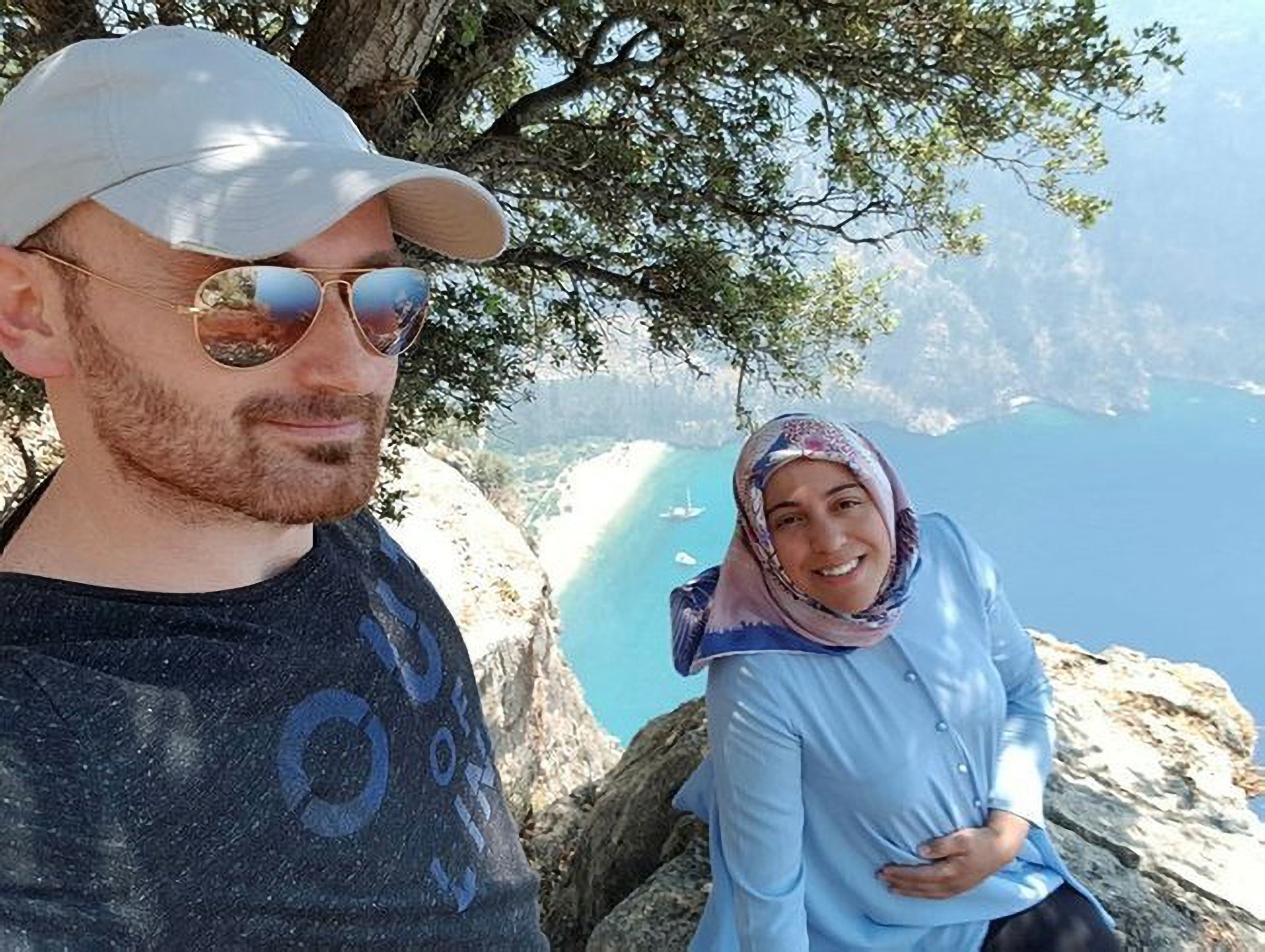 Hakan Aysal sorriu para uma selfie antes de supostamente empurrar sua esposa grvida para a morte