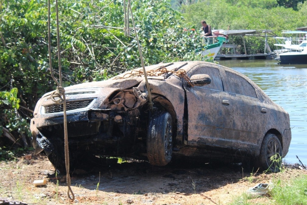Corpo de empresrio desaparecido encontrado em carro no fundo do Rio Piarras Foto Corpo de BombeirosDivulgao
