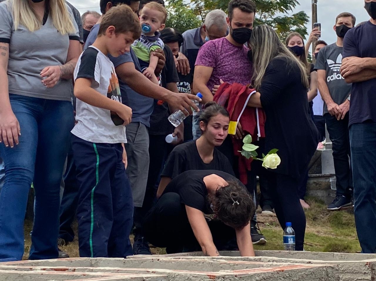 Pais e familiares ficaram muito emocionados ao enterrarem as vtimas do ataque em creche no municpio de Saudades - Willian RicardoND