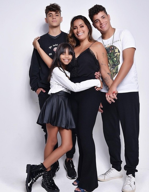 Walkyria Santos com os filhos e Lucas esq Foto ReproduoInstagram
