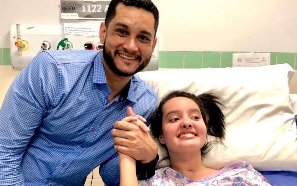 Sthfany com o pai em hospital de Goinia Foto Arquivo PessoalGeraldo Pedro Ribeiro