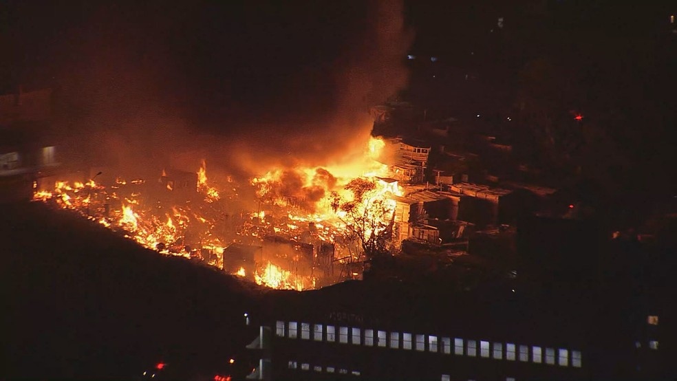 Incndio atinge comunidade do Boi Malhado na Zona Norte da capital paulista Foto TV Globo
