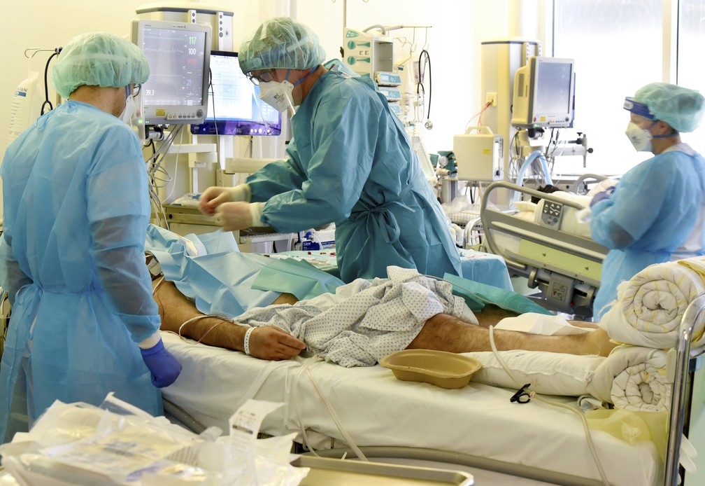 Mdicos e enfermeiras cuidam de paciente com Covid 19 em UTI do Hospital Universitrio de Leipzig na Alemanha em 8 de novembro de 2021 Foto Waltraud Grubitzschdpa via AP