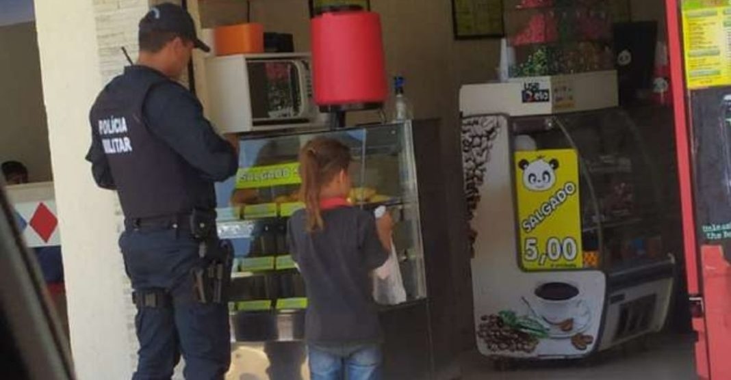 Policial desce da viatura e paga lanche para menina que vendia doces na rua em Campo Grande MS