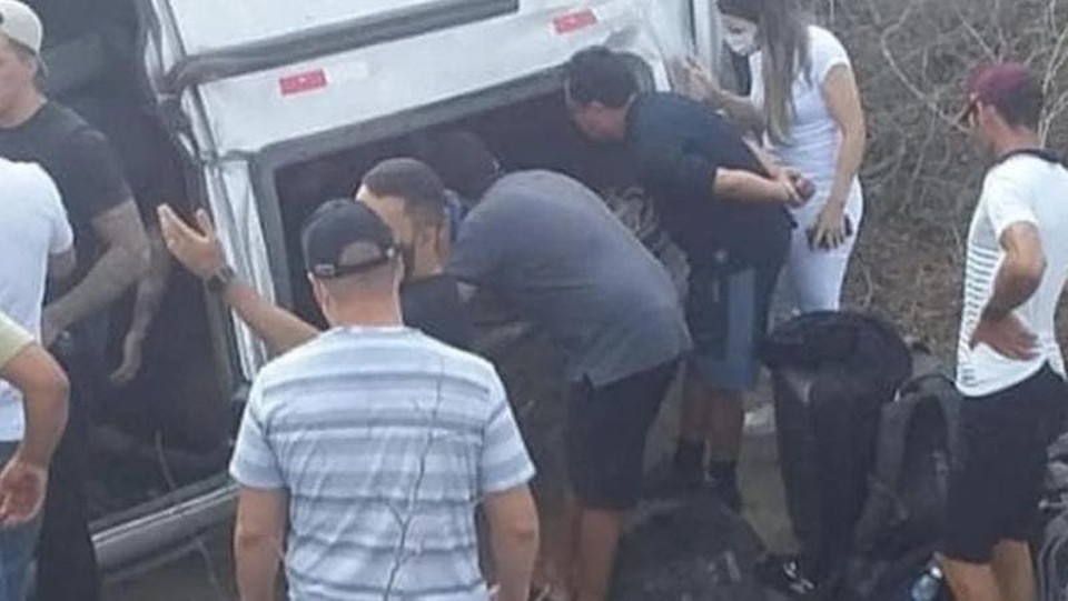 Os feridos foram encaminhados para um hospital em Campina Grande Acidente com banda de Gusttavo Lima deixa cinco feridos na Paraba
