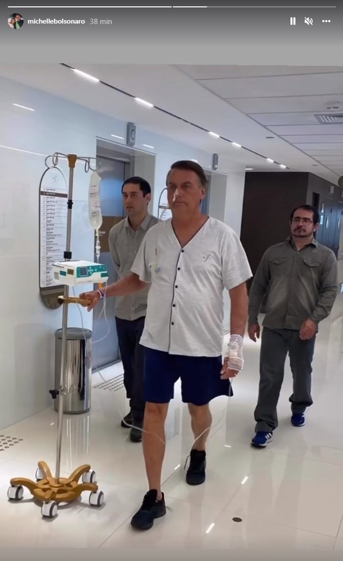 Bolsonaro caminha nos corredores do hospital em SP