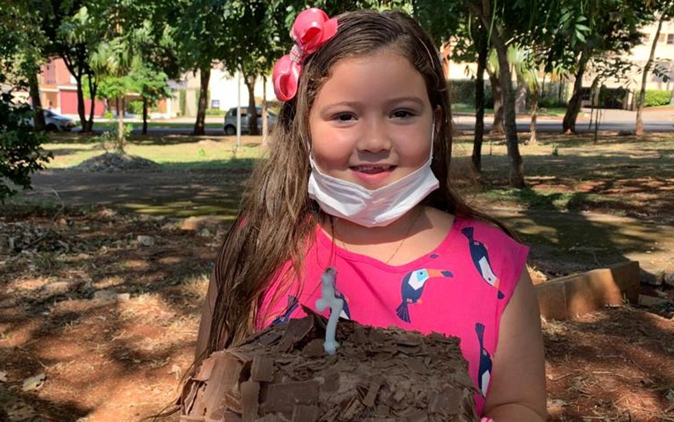 Alicia segura bolo do aniversrio de 7 anos dela em abril de 2020 em Ribeiro Preto SP Foto Arquivo pessoal