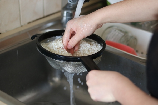 HZ Lavar o arroz antes de cozinhar certo ou errado A Gazeta