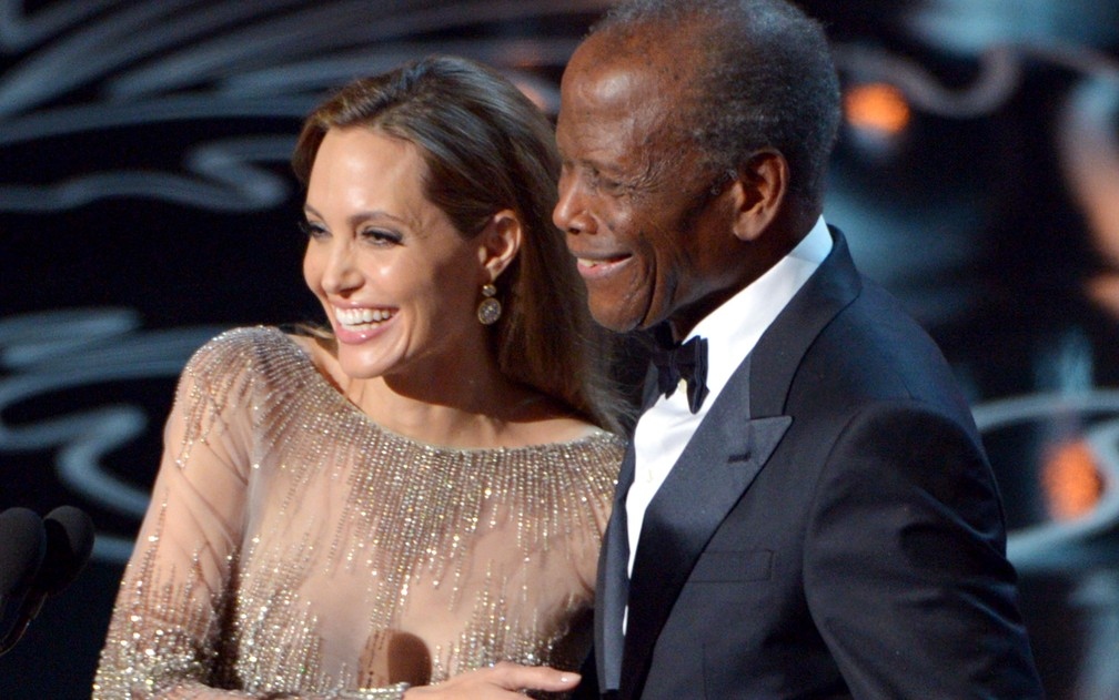 Angelina Jolie e Sidney Poitier apresentam a categoria de melhor direo no Oscar 2014 Foto John ShearerInvisionAP