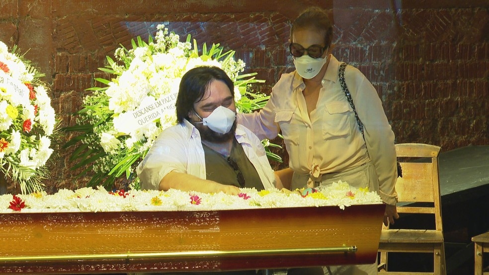 Arlete Salles consola o marido de Franoise Forton Eduardo Barata no velrio do corpo da atriz no Teatro Tablado Foto Reproduo TV Globo