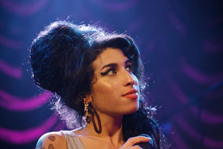 Slide 4 de 31 A cantora britnica entrou para o clube dos 27 em 23 de julho de 2011 Winehouse foi encontrada morta na cama com algumas garrafas de vodca por perto