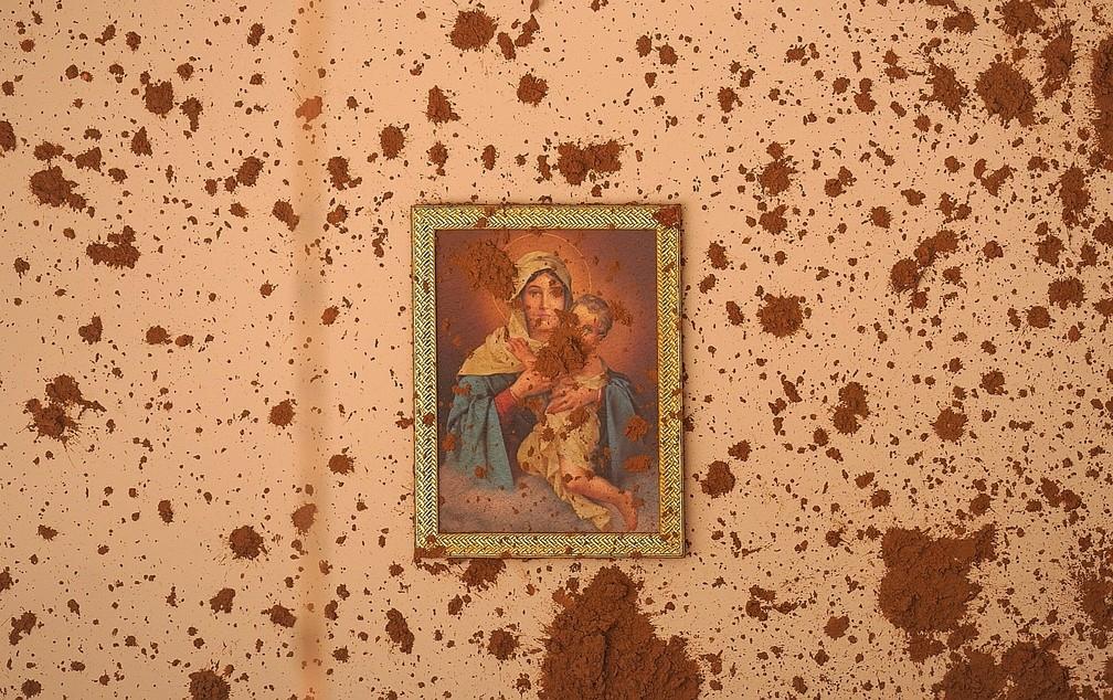 2102 - Quadro com imagem de Nossa Senhora visto sujo de lama em casa destruda por deslizamento aps chuvas em Petrpolis RJ Foto Marcos Serra Limag1