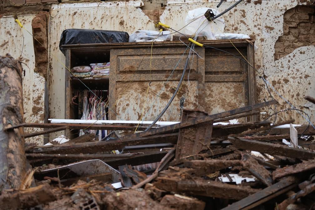 1602 - Roupas so vistas penduradas dentro de um guarda roupas em uma casa destruda pelos deslizamentos em Petrpolis RJ Foto Silvia IzquierdoAP