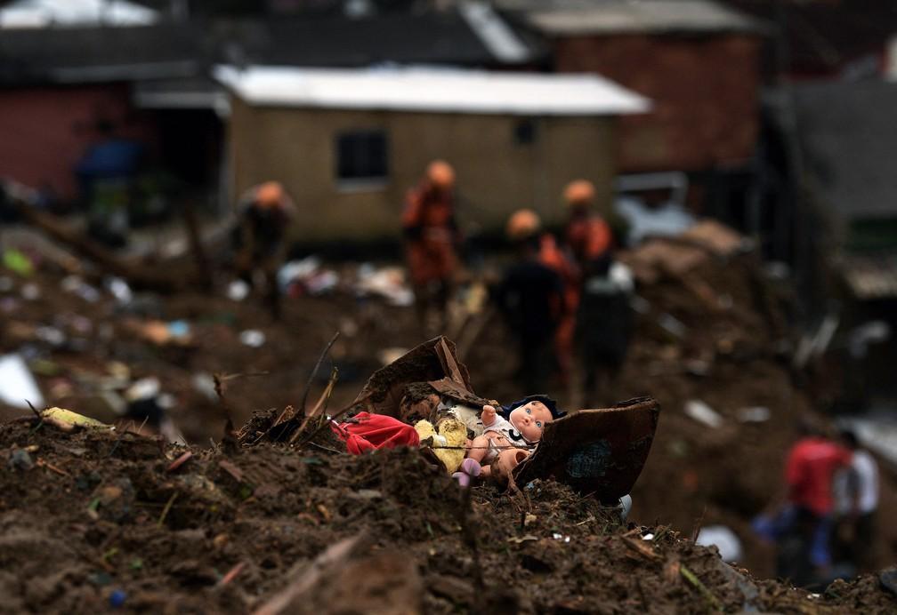 1602 - Uma boneca vista em meio aos escombros durante as buscas por vtimas do deslizamento em Petrpolis RJ Foto Carl de SouzaAFP