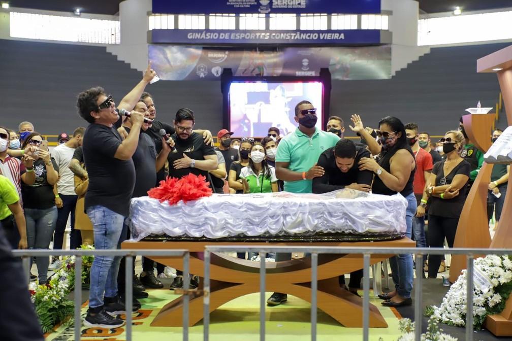 Daniel Diau canta e marido de Paulinha Abelha Clevinho Santos chora enquanto corpo velado em Aracaju Foto Gilton Rosas