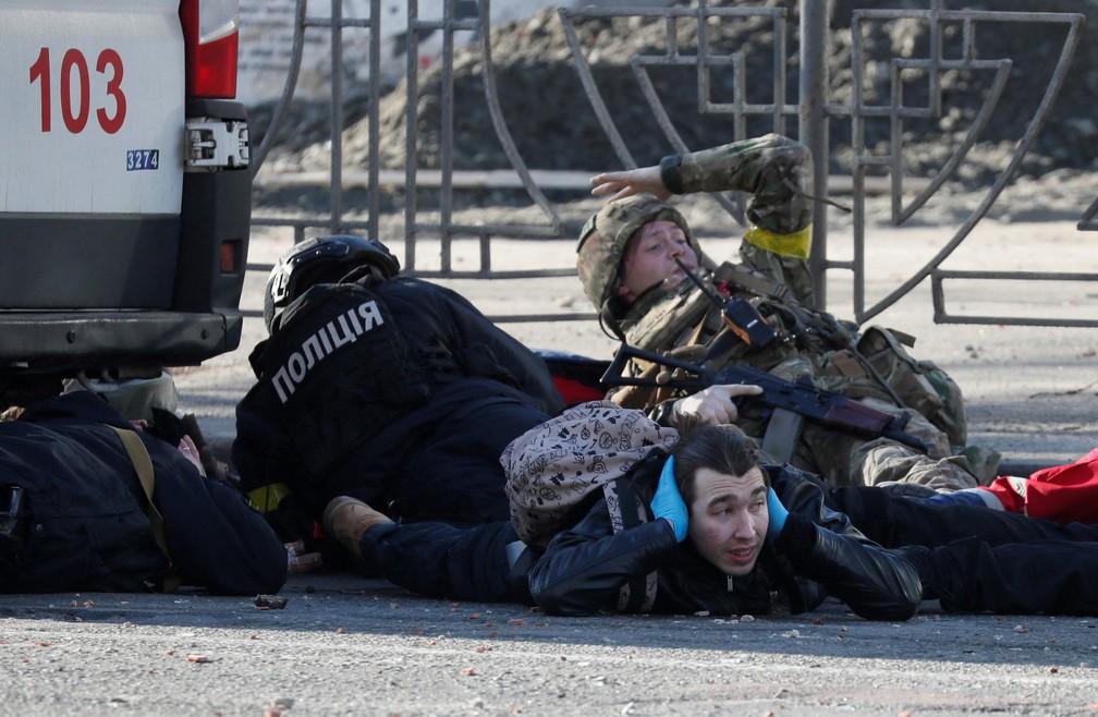 26 de fevereiro - Pessoas se escondem quando sirene de ataque areo soa em Kiev Ucrnia Foto Gleb GaranichReuters