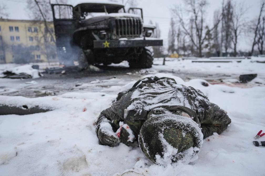 25 de fevereiro - O corpo de um soldado visto coberto de neve ao lado de um veculo lanador de foguetes militares russos destrudos nos arredores de Kharkiv na Ucrnia nesta sexta-feira 25 Foto Vadim GhirdaAP