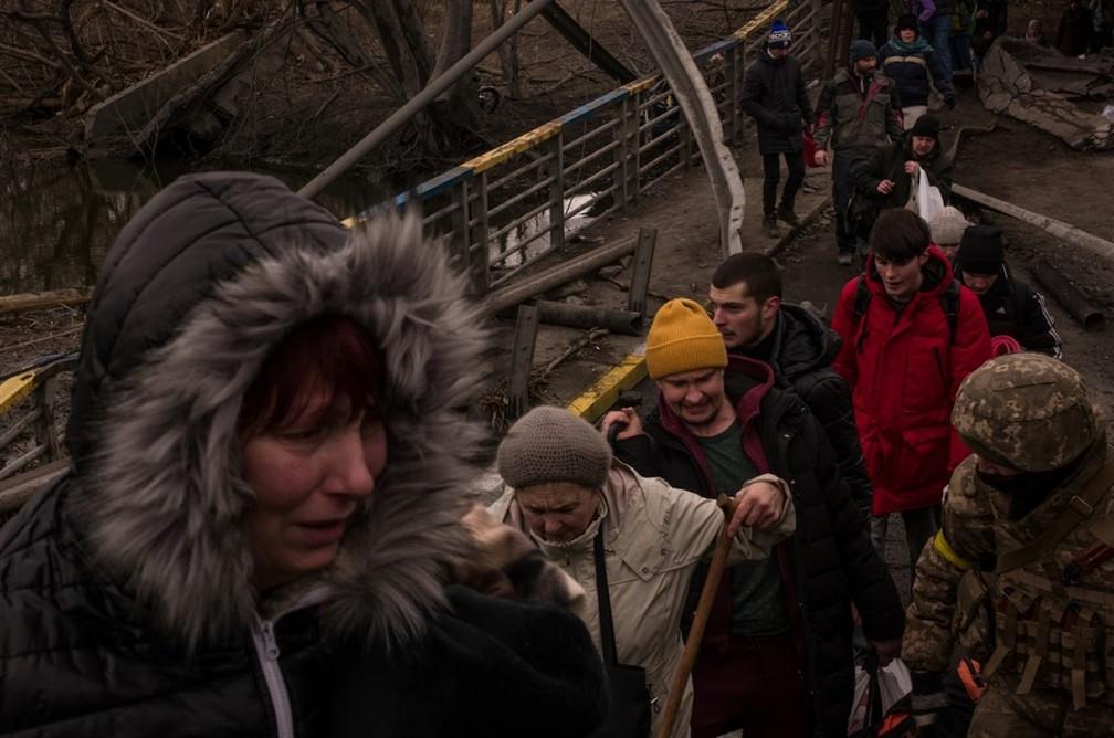 Moradores andam sobre runas de ponte para chegar a Kiev Foto Gabriel Chaimg1