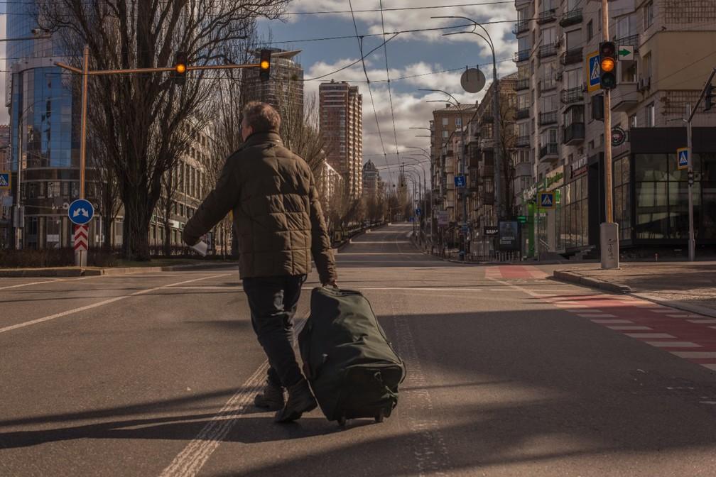 Homem com mala foge por rua de Kiev Foto Gabriel Chaimg1