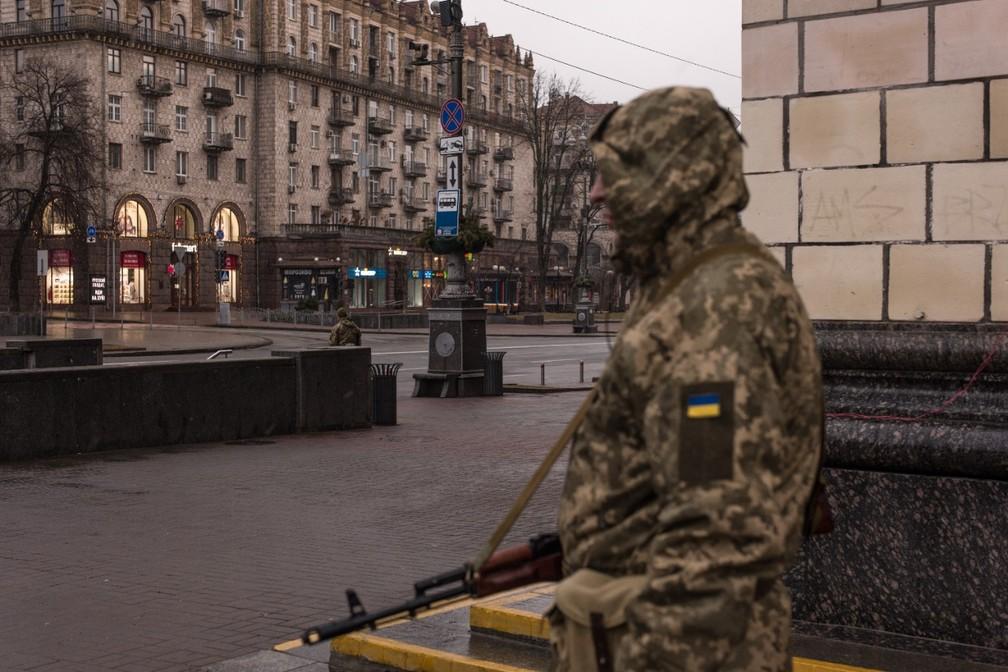 Soldados a postos no centro de Kiev na praa de Maidan Foto Gabriel Chaimg1