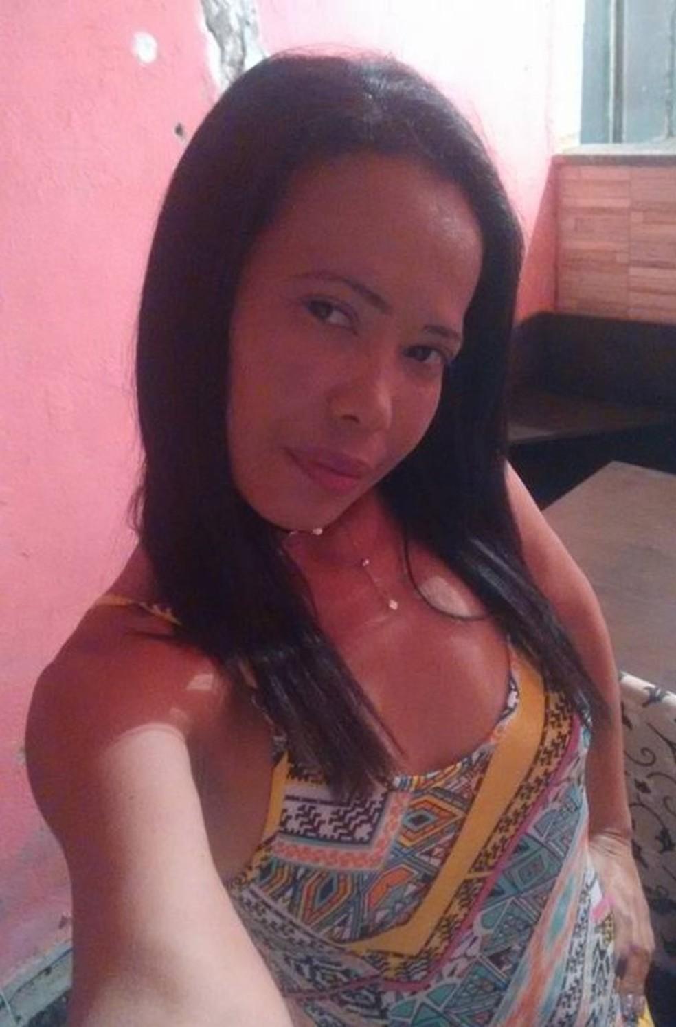 Geisa Correa de Souza socorrida por parentes aps o tiroteio Foto ReproduoRedes sociais 