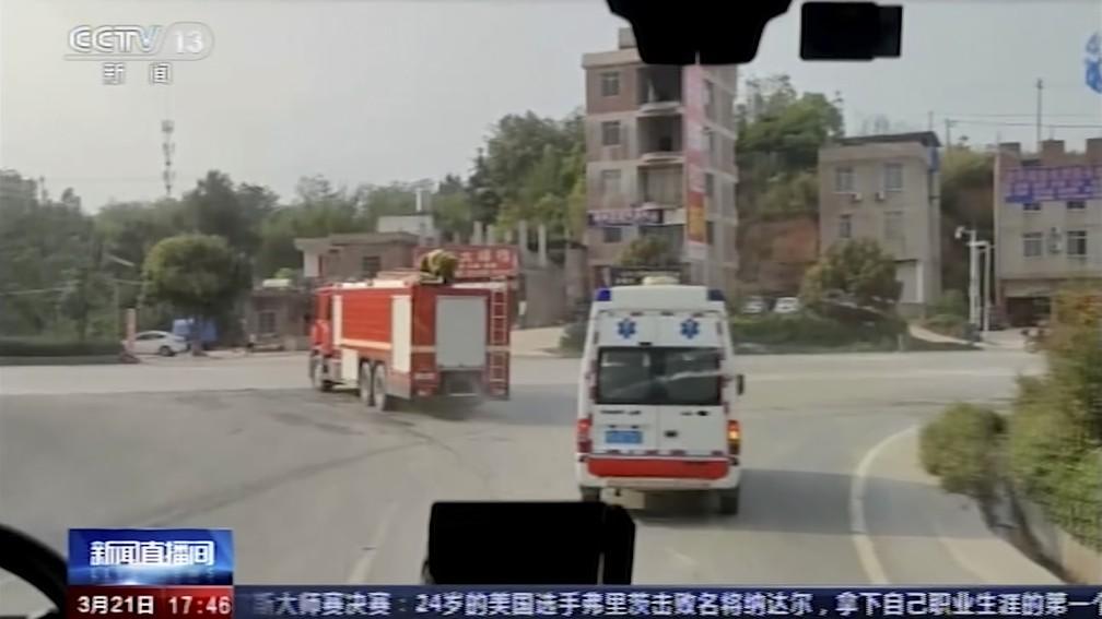 Equipes de emergncia viajam para o local de um acidente de avio perto de Wuzhou na regio autnoma de Guangxi Zhuang no sudoeste da China nesta segunda-feira 21 Foto CCTV via AP