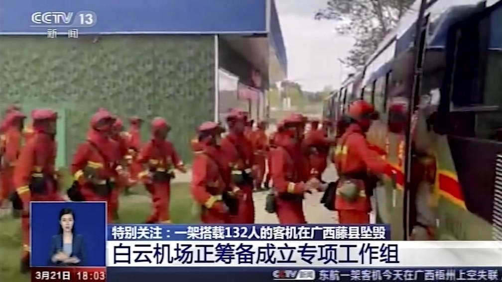 Equipes de emergncia se preparam para viajar para o local de um acidente de avio perto de Wuzhou na regio autnoma de Guangxi Zhuang no sudoeste da China nesta segunda-feira 21 Foto CCTV via AP