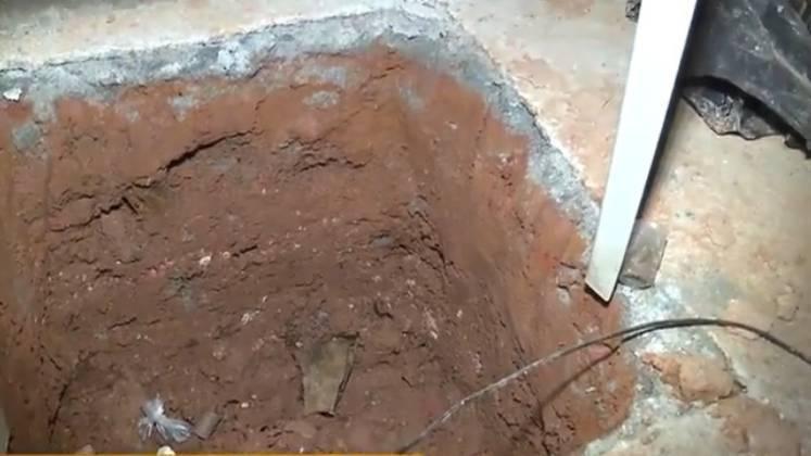 A polcia encontrou um buraco com cerca de 1 metro de profundidade na casa em que Wellington ficava O local precrio possui restos de comida e tem muita baguna