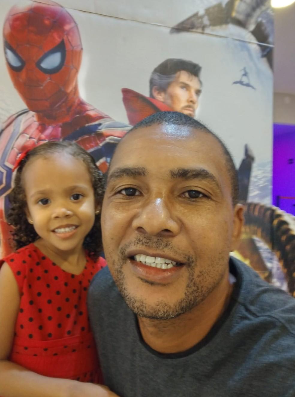 Ana Luiza Cardozo Pereira de 4 anos e o pai Romilson Santos menina morreu depois de receber medicao em hospital Foto Arquivo pessoal