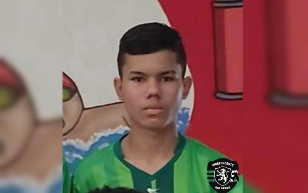 Jogador de futebol Enzo Ramos de 15 anos morre durante partida em Rio Verde Gois Foto ReproduoInstagram